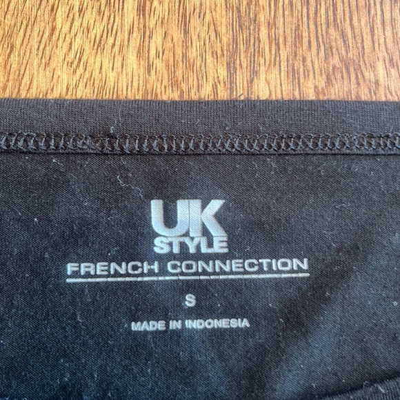 Black ruffle shoulder tee women’s size small - Picture 3 of 4